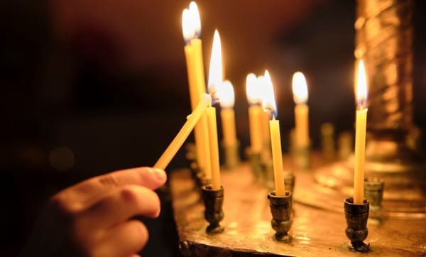 PRED NAMA SU ZIMSKE ZADUŠNICE: Drevni ritual sećanja i duhovne povezanosti